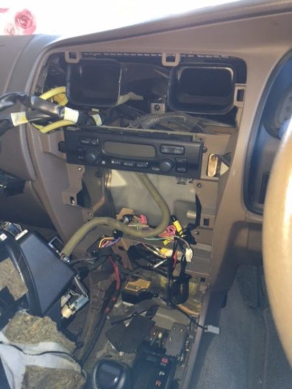 友人に頼まれてナビ交換、取付作業