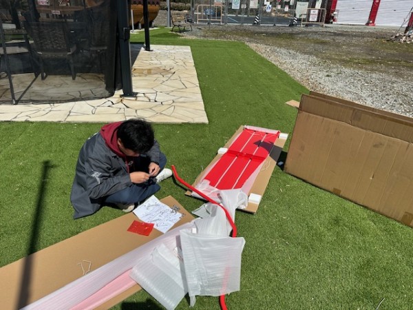 AｔｏＺ村に「コカ・コーラ」のベンチがやってきた