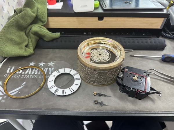 こんな時計、家にはないですよね？（笑）